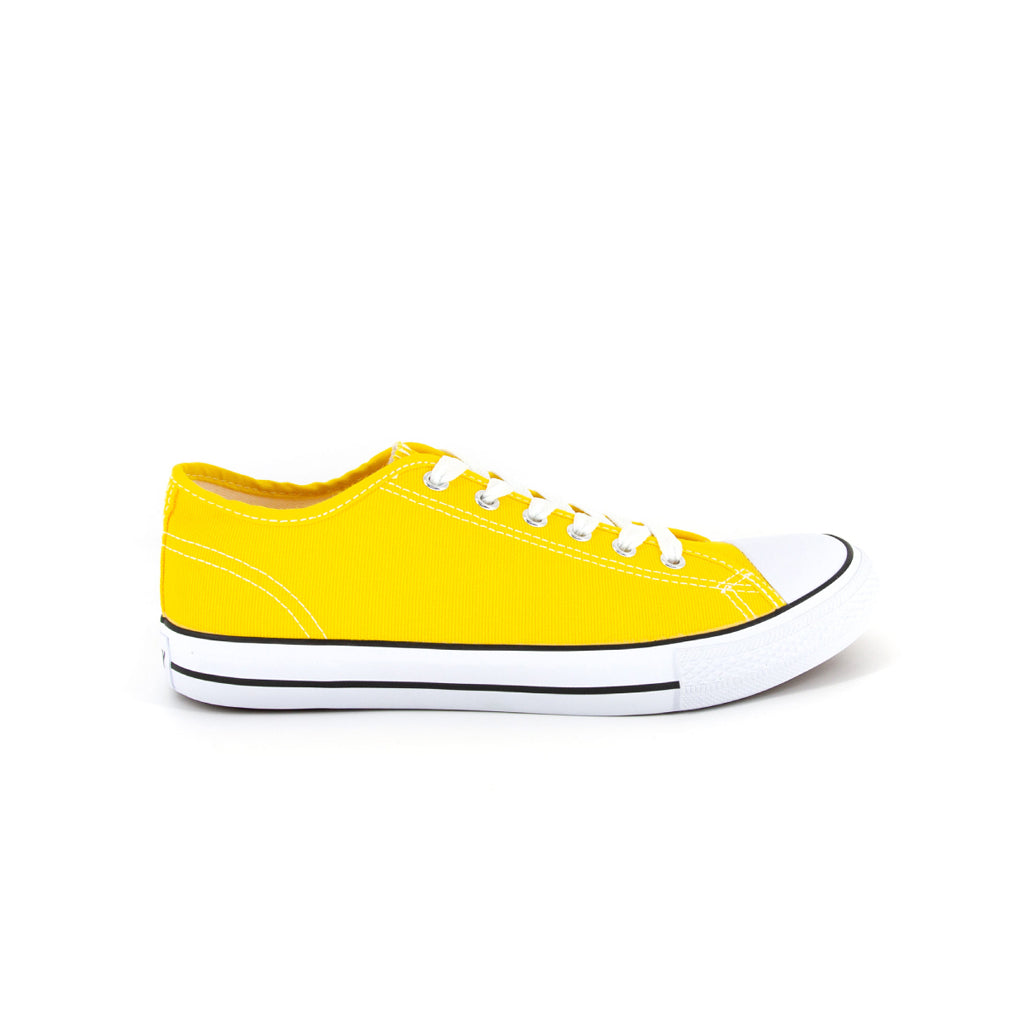 รองเท้าผ้าใบแฟชั่น รุ่น 1207 สีเหลือง โชว์หน้าผ้าแคนวาสและเส้นคาดขอบยางสุดคลาสสิก มุมมองด้านข้าง
