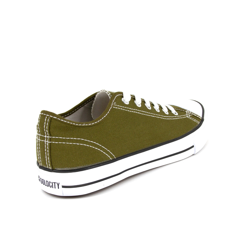 ส้นรองเท้าผ้าใบแฟชั่น รุ่น 1207 สีเขียวขี้ม้า โชว์ความหนาของส้นที่ซ่อนแผ่น EVA 2 ชั้นรองรับแรงกระแทก มุมมองเฉียงจากด้านหลัง