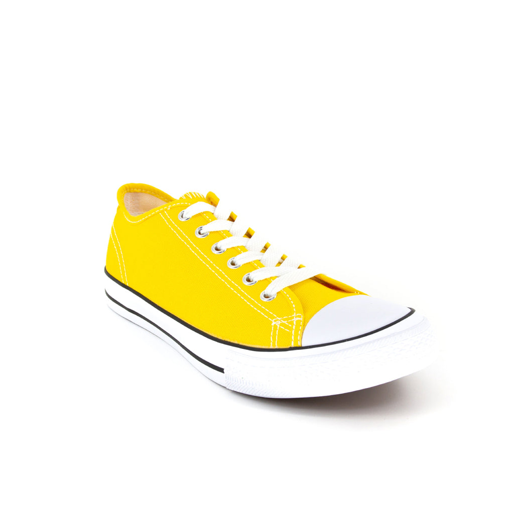 รองเท้าผ้าใบแฟชั่น รุ่น 1207 สีเหลือง โชว์ดีเทลการร้อยเชือกและทรงรองเท้าที่แมทช์ง่ายกับทุกชุด มุมมองเฉียงจากด้านหน้า