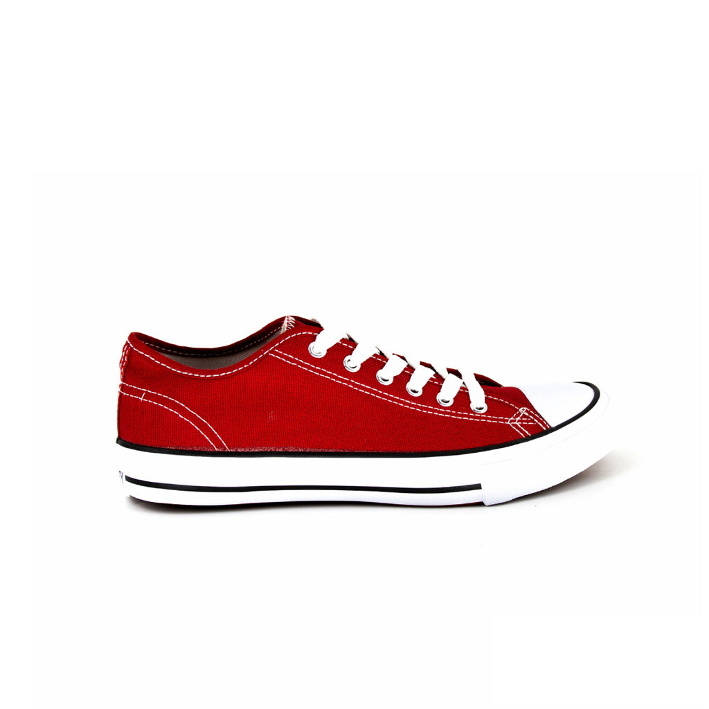 รองเท้าผ้าใบแฟชั่น รุ่น 1207 สีแดงเลือดหมู โชว์หน้าผ้าแคนวาสและเส้นคาดขอบยางสุดคลาสสิก มุมมองด้านข้าง