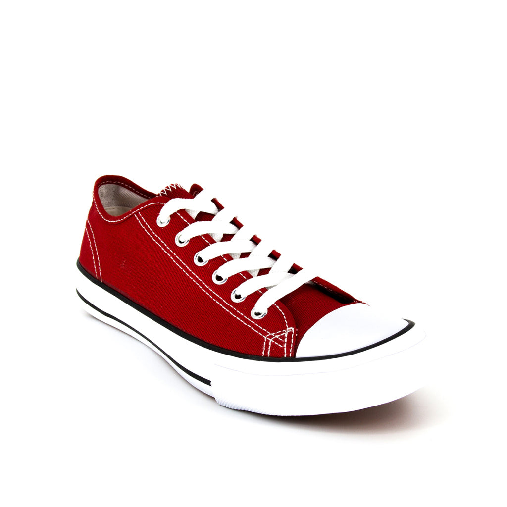 รองเท้าผ้าใบแฟชั่น รุ่น 1207 สีแดงเลือดหมู โชว์ดีเทลการร้อยเชือกและทรงรองเท้าที่แมทช์ง่ายกับทุกชุด มุมมองเฉียงจากด้านหน้า