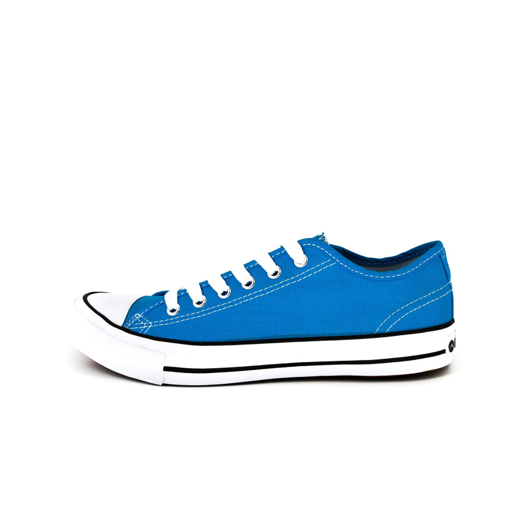 รองเท้าผ้าใบแฟชั่น รุ่น 1207 สีฟ้า โชว์หน้าผ้าแคนวาสและเส้นคาดขอบยางสุดคลาสสิก มุมมองด้านข้าง