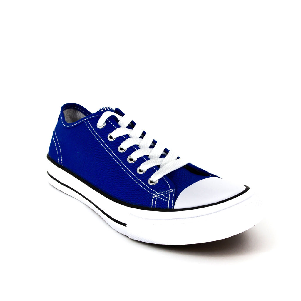 รองเท้าผ้าใบแฟชั่น รุ่น 1207 สีน้ำเงิน โชว์ดีเทลการร้อยเชือกและทรงรองเท้าที่แมทช์ง่ายกับทุกชุด มุมมองเฉียงจากด้านหน้า