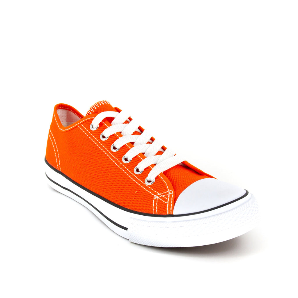 รองเท้าผ้าใบแฟชั่น รุ่น 1207 สีส้ม โชว์ดีเทลการร้อยเชือกและทรงรองเท้าที่แมทช์ง่ายกับทุกชุด มุมมองเฉียงจากด้านหน้า