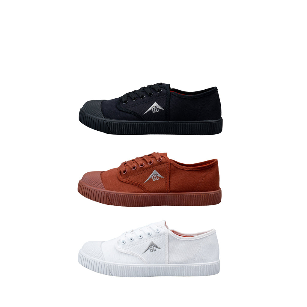 รองเท้าผ้าใบนักเรียน รุ่น FC001 วางเรียงกัน 3 คู่ โชว์ดีไซน์กุ๊นขอบ สีดำ สีขาว สีน้ำตาล มุมมองด้านข้าง