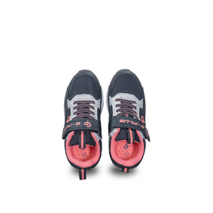 รองเท้าผ้าใบ หันหน้า