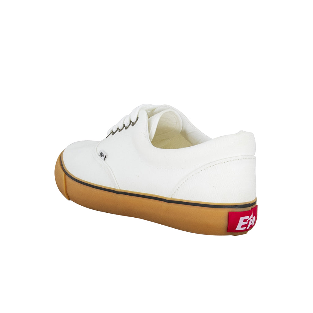 ส้นรองเท้าผ้าใบ รุ่น NO501 สีขาวตัดพื้นยางสีน้ำตาล โชว์ป้ายโลโก้ ERA มุมมองเฉียงจากด้านหลัง