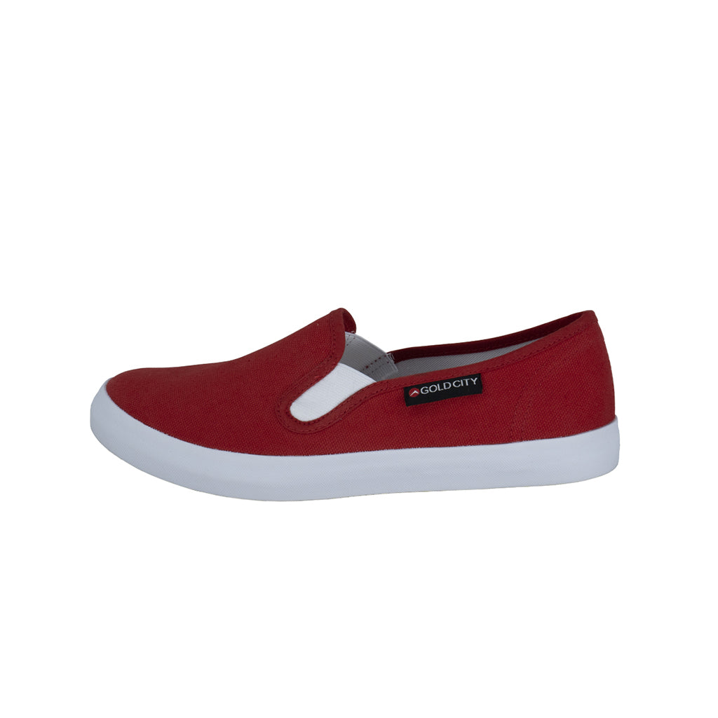 รองเท้าผ้าใบสลิปออน รุ่น SN002 สีเเดง โชว์รูปทรงเพรียว แถบยางยืดด้านข้าง และป้ายโลโก้ GoldCity มุมมองด้านข้าง