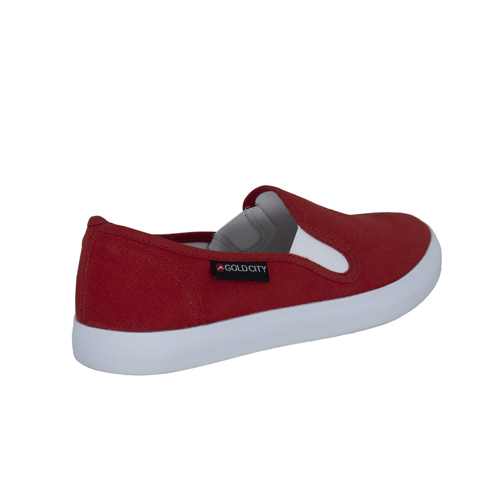 ส้นรองเท้าผ้าใบสลิปออน รุ่น SN002 สีแดง โชว์รูปทรงส้นรองเท้าที่ซ่อนความหนานุ่มของแผ่น EVA 2 ชั้น มุมมองเฉียงจากด้านหลัง