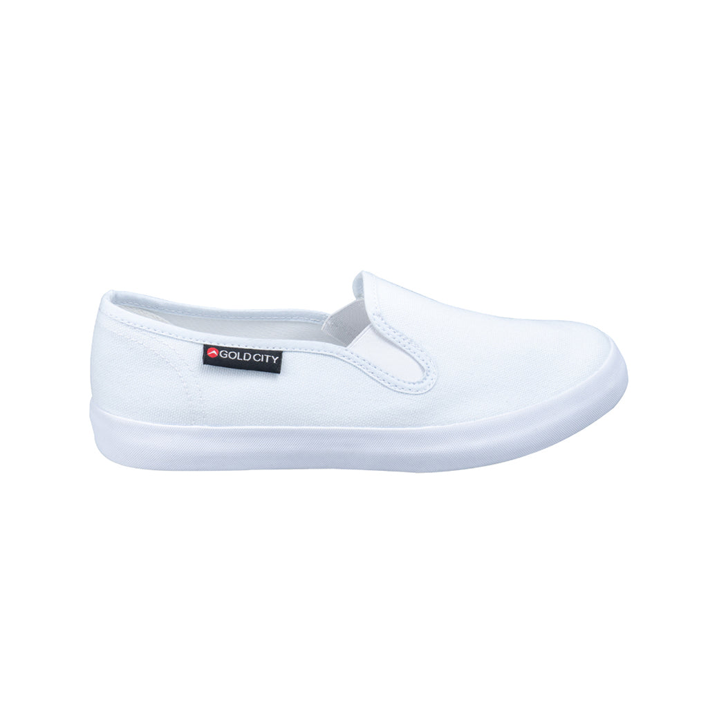 รองเท้าผ้าใบสลิปออน รุ่น SN002 สีขาว โชว์รูปทรงเพรียว แถบยางยืดด้านข้าง และป้ายโลโก้ GoldCity มุมมองด้านข้าง