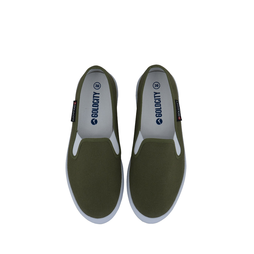 รองเท้าผ้าใบสลิปออน รุ่น SN002 สีเขียวขี้ม้า โชว์ทรงสวมแคนวาสดีไซน์เพรียวบาง และแผ่นรองพื้นด้านในนุ่มเด้ง มุมมองจากด้านบน