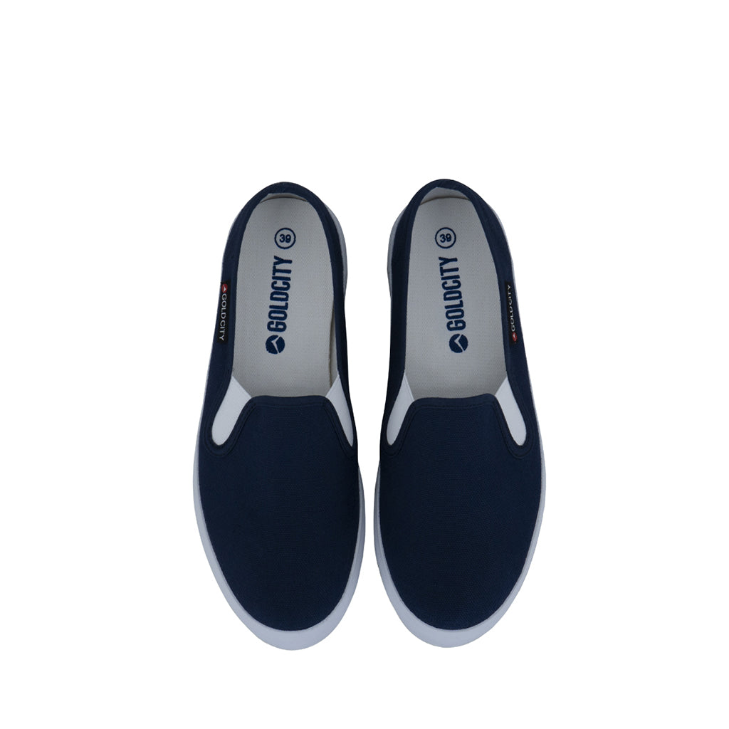 รองเท้าผ้าใบสลิปออน รุ่น SN002 สีกรม โชว์ทรงสวมแคนวาสดีไซน์เพรียวบาง และแผ่นรองพื้นด้านในนุ่มเด้ง มุมมองจากด้านบน