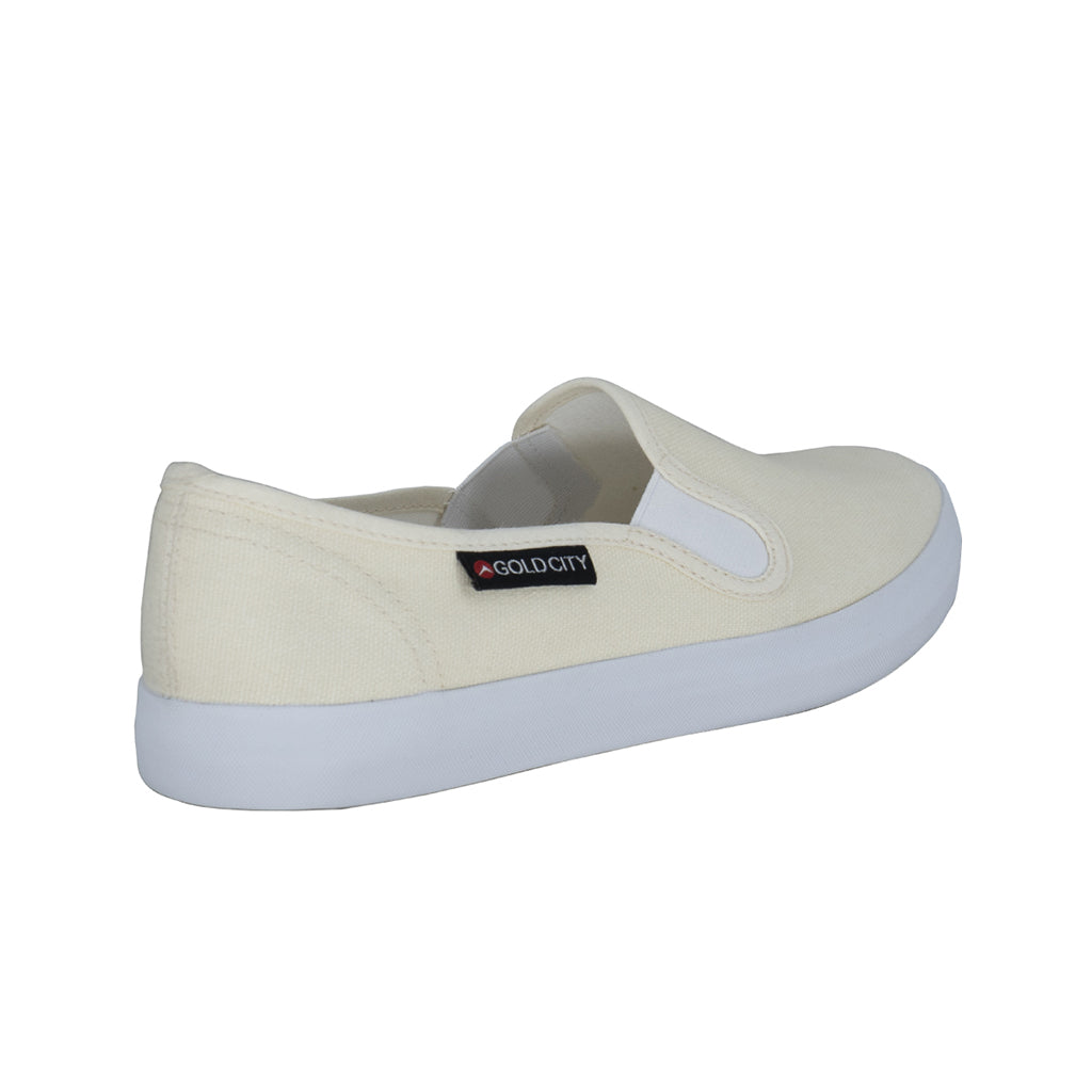 ส้นรองเท้าผ้าใบสลิปออน รุ่น SN002 สีครีม โชว์รูปทรงส้นรองเท้าที่ซ่อนความหนานุ่มของแผ่น EVA 2 ชั้น มุมมองเฉียงจากด้านหลัง
