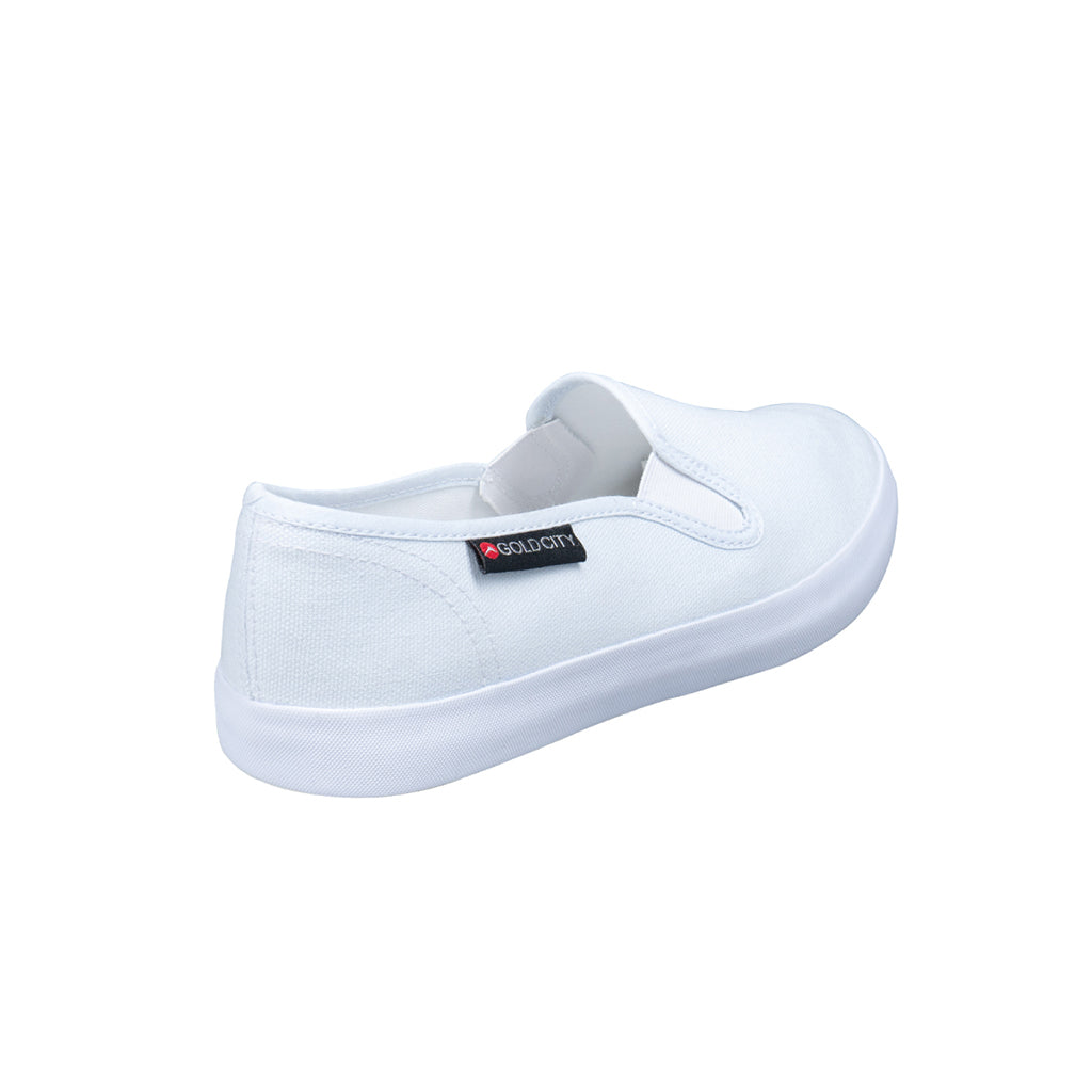 ส้นรองเท้าผ้าใบสลิปออน รุ่น SN002 สีขาว โชว์รูปทรงส้นรองเท้าที่ซ่อนความหนานุ่มของแผ่น EVA 2 ชั้น มุมมองเฉียงจากด้านหลัง