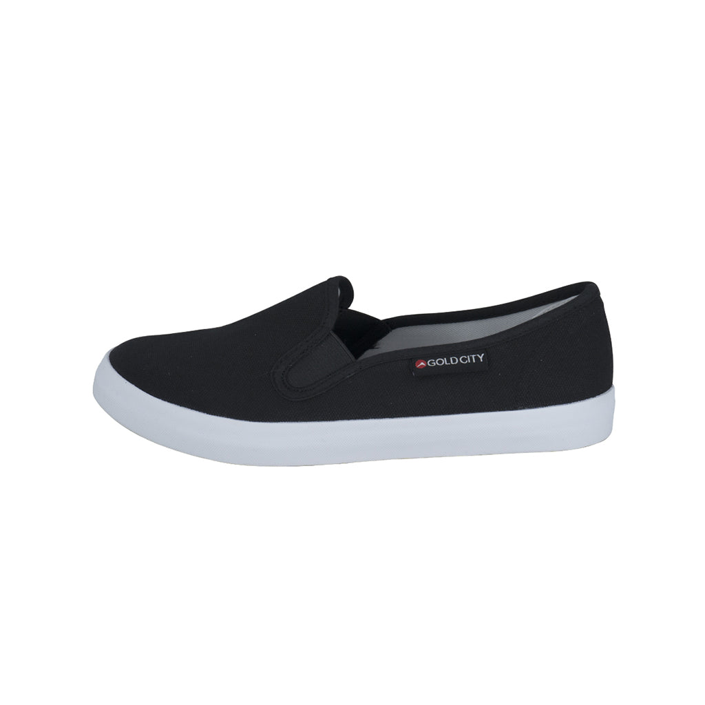 รองเท้าผ้าใบสลิปออน รุ่น SN002 สีดำ โชว์รูปทรงเพรียว แถบยางยืดด้านข้าง และป้ายโลโก้ GoldCity มุมมองด้านข้าง