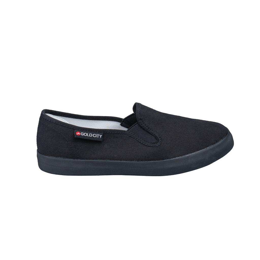 รองเท้าผ้าใบสลิปออน รุ่น SN00 สีดำดำ โชว์รูปทรงเพรียว แถบยางยืดด้านข้าง และป้ายโลโก้ GoldCity มุมมองด้านข้าง