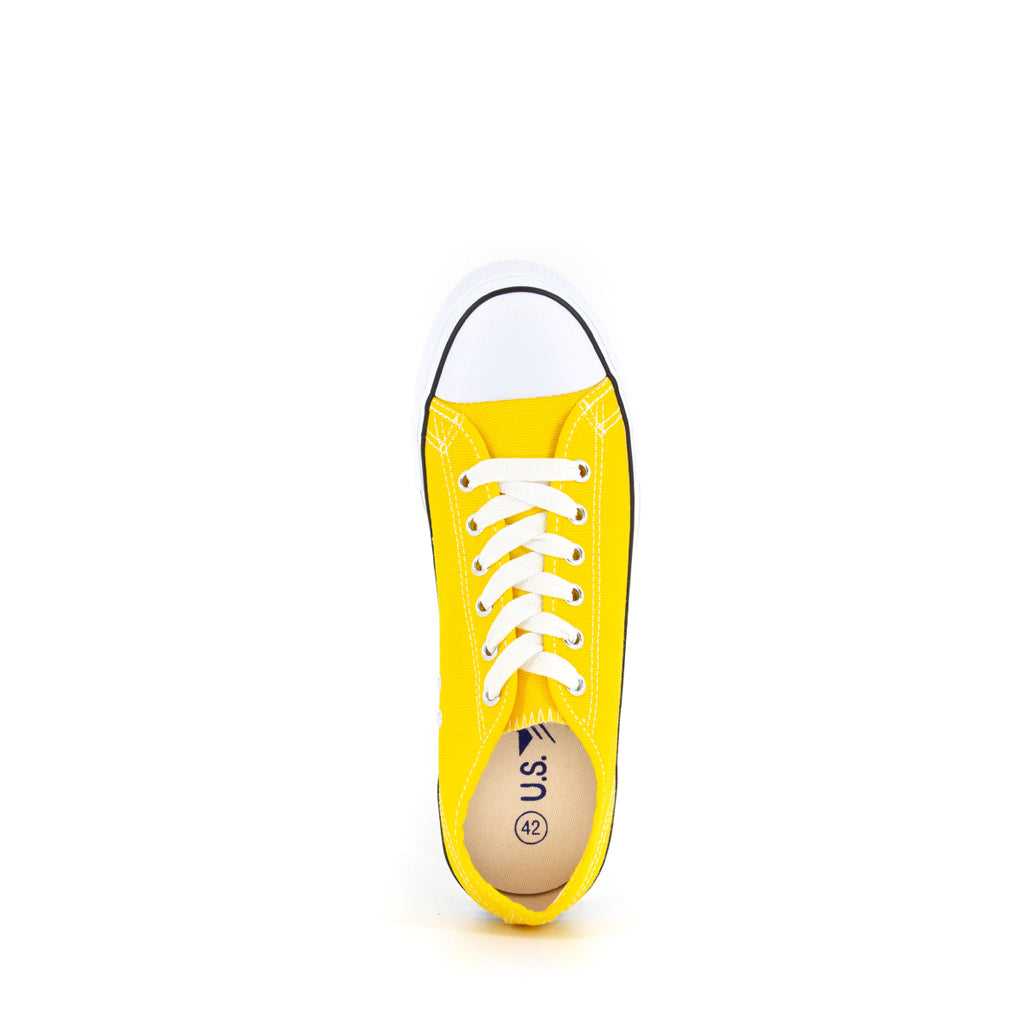 รองเท้าผ้าใบแฟชั่น รุ่น 1207 สีเหลือง โชว์ดีไซน์ทรงผูกเชือกและแผ่นรองพื้นนุ่มเด้งด้านใน มุมมองจากด้านบน