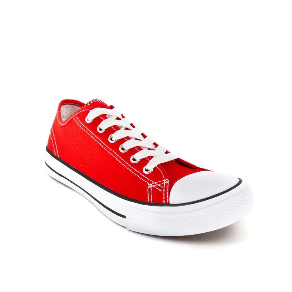 รองเท้าผ้าใบแฟชั่น รุ่น 1207 สีแดง โชว์ดีเทลการร้อยเชือกและทรงรองเท้าที่แมทช์ง่ายกับทุกชุด มุมมองเฉียงจากด้านหน้า