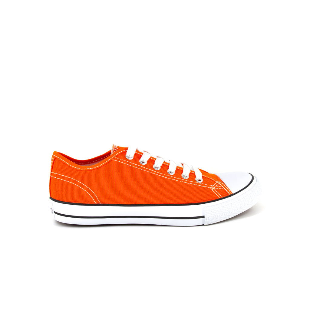 รองเท้าผ้าใบแฟชั่น รุ่น 1207 สีส้ม โชว์หน้าผ้าแคนวาสและเส้นคาดขอบยางสุดคลาสสิก มุมมองด้านข้าง