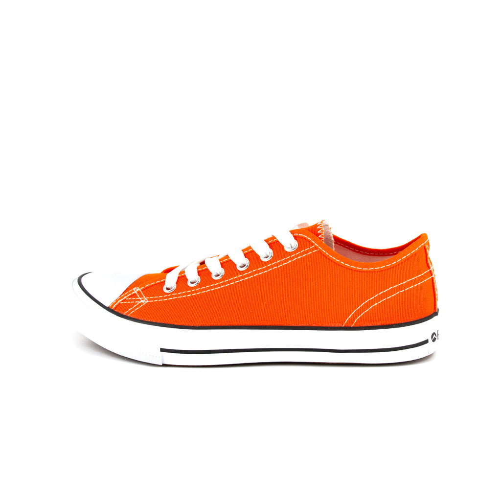 รองเท้าผ้าใบแฟชั่น รุ่น 1207 สีส้ม โชว์หน้าผ้าแคนวาสและเส้นคาดขอบยางสุดคลาสสิก มุมมองด้านข้าง
