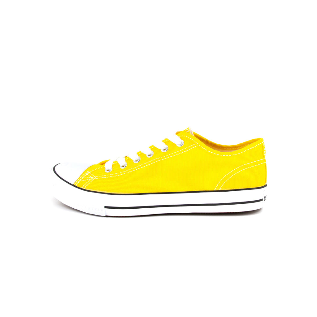 รองเท้าผ้าใบแฟชั่น รุ่น 1207 สีเหลือง โชว์หน้าผ้าแคนวาสและเส้นคาดขอบยางสุดคลาสสิก มุมมองด้านข้าง