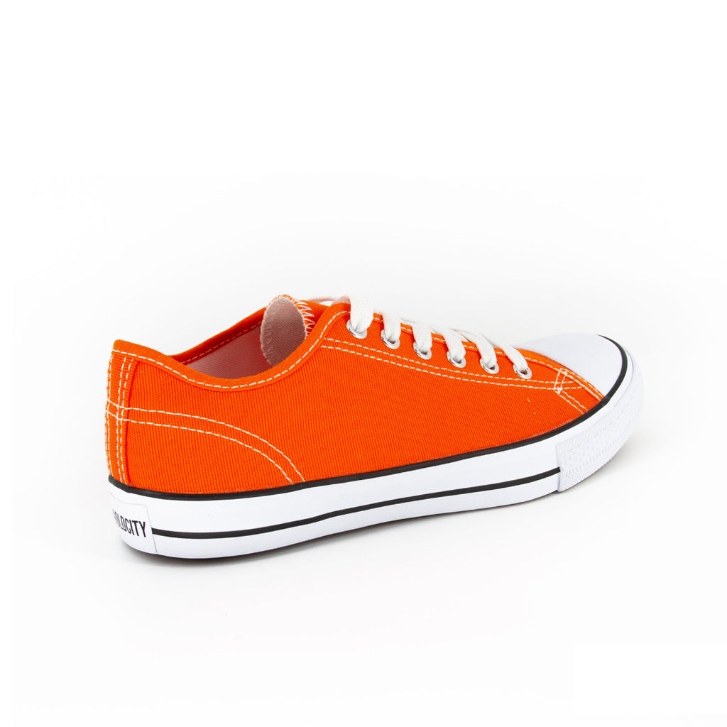 ส้นรองเท้าผ้าใบแฟชั่น รุ่น 1207 สีส้ม โชว์ความหนาของส้นที่ซ่อนแผ่น EVA 2 ชั้นรองรับแรงกระแทก มุมมองเฉียงจากด้านหลัง