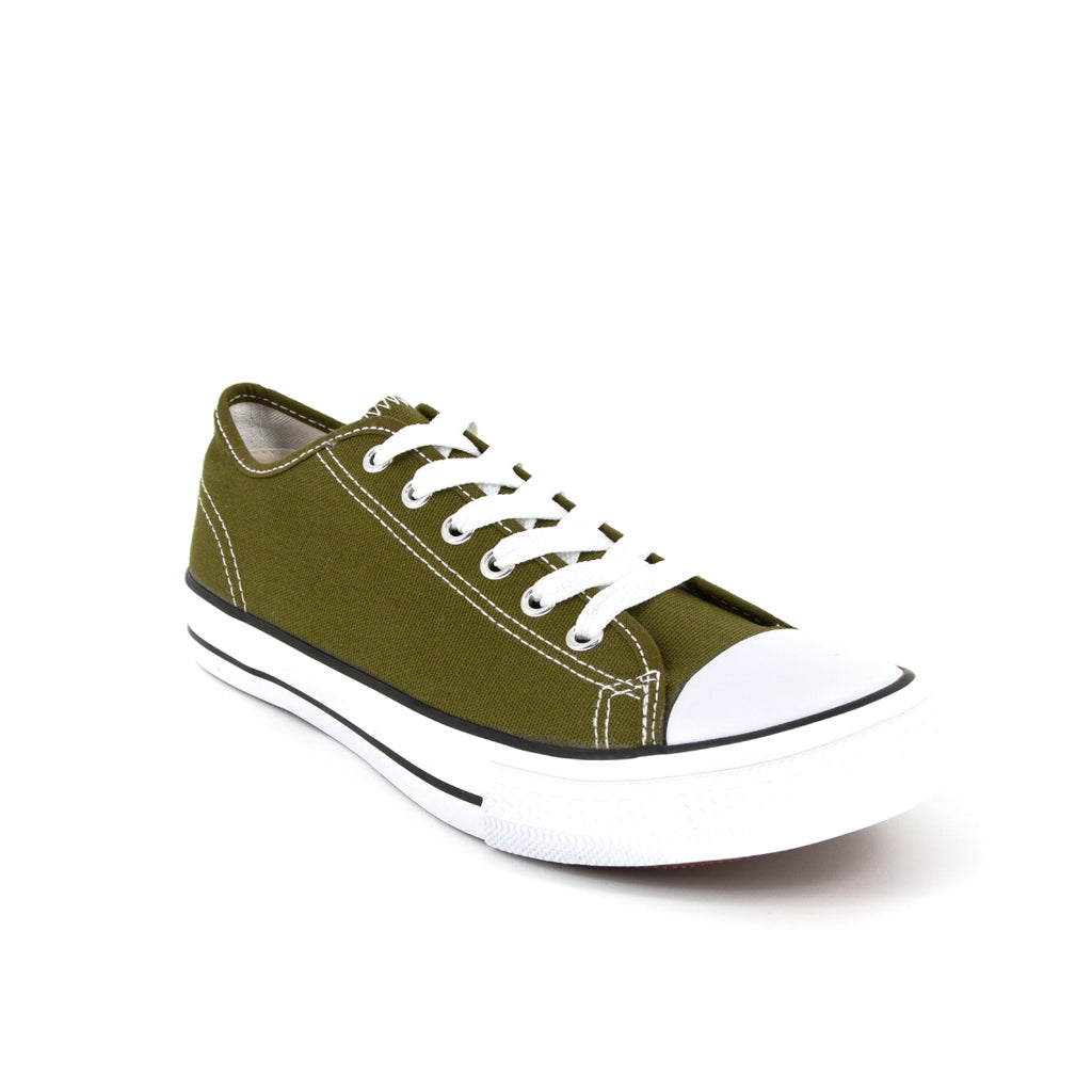 รองเท้าผ้าใบแฟชั่น รุ่น 1207 สีเขียวขี้ม้า โชว์ดีเทลการร้อยเชือกและทรงรองเท้าที่แมทช์ง่ายกับทุกชุด มุมมองเฉียงจากด้านหน้า