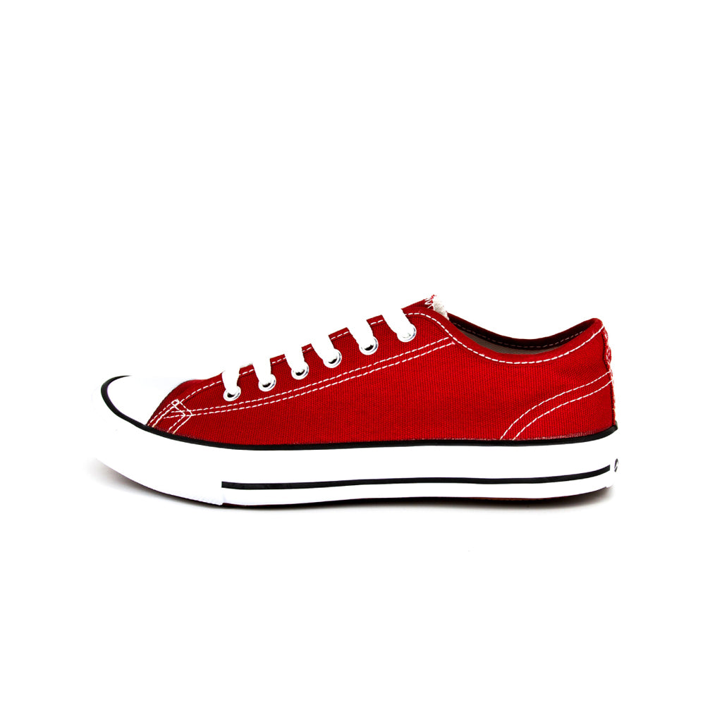 รองเท้าผ้าใบแฟชั่น รุ่น 1207 สีแดงเลือดหมู โชว์หน้าผ้าแคนวาสและเส้นคาดขอบยางสุดคลาสสิก มุมมองด้านข้าง