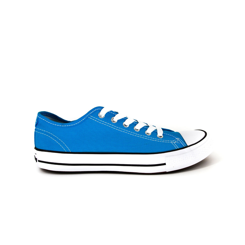 รองเท้าผ้าใบแฟชั่น รุ่น 1207 สีฟ้า โชว์หน้าผ้าแคนวาสและเส้นคาดขอบยางสุดคลาสสิก มุมมองด้านข้าง