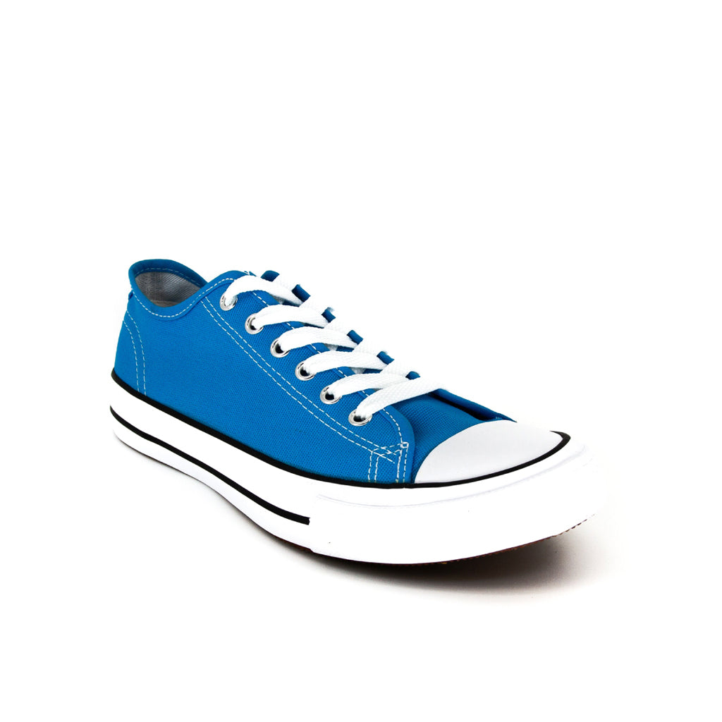รองเท้าผ้าใบแฟชั่น รุ่น 1207 สีฟ้า โชว์ดีเทลการร้อยเชือกและทรงรองเท้าที่แมทช์ง่ายกับทุกชุด มุมมองเฉียงจากด้านหน้า