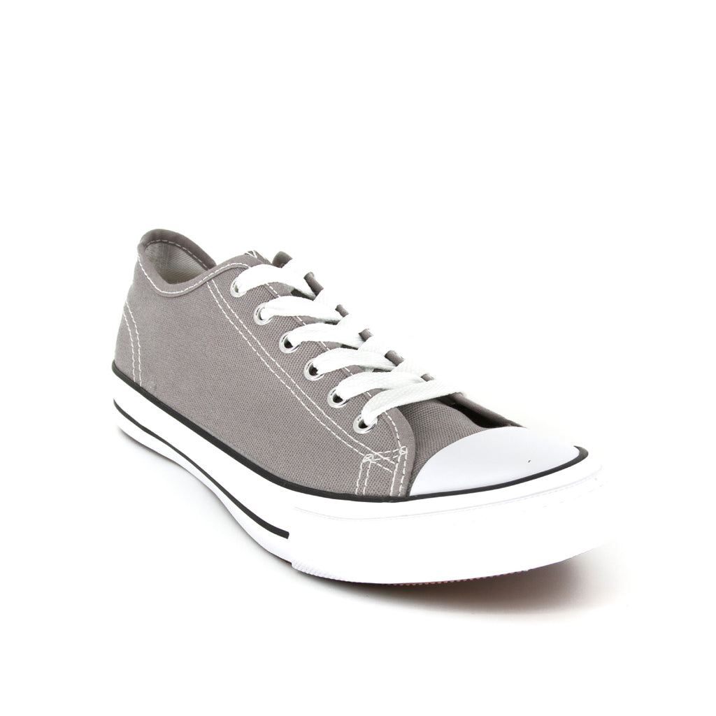 รองเท้าผ้าใบแฟชั่น รุ่น 1207 สีเทา โชว์ดีเทลการร้อยเชือกและทรงรองเท้าที่แมทช์ง่ายกับทุกชุด มุมมองเฉียงจากด้านหน้า