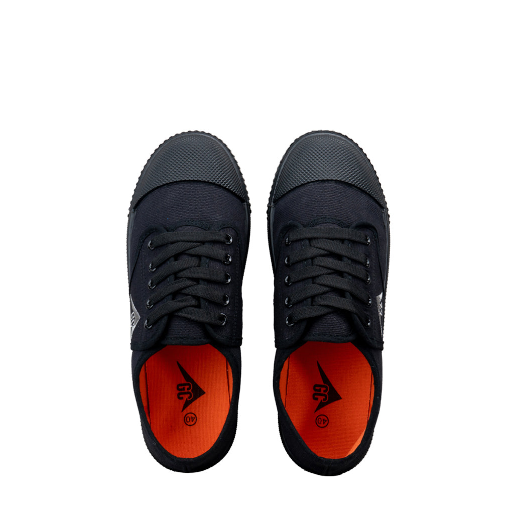 รองเท้าผ้าใบนักเรียน รุ่น FC001 สีดำ มุมมองด้านบน โชว์แผ่นรองพื้นด้านใน