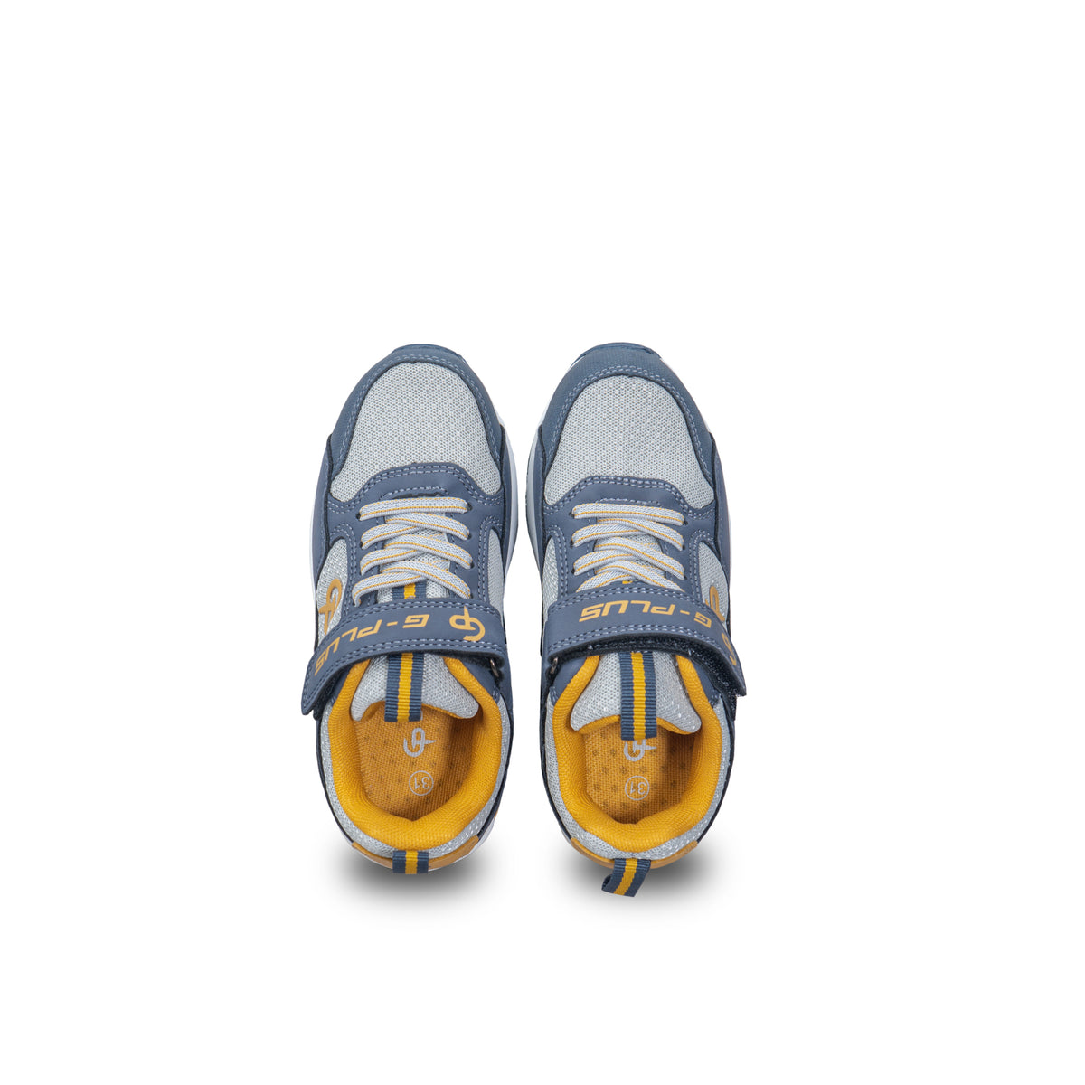 รองเท้าผ้าใบ หันหน้า