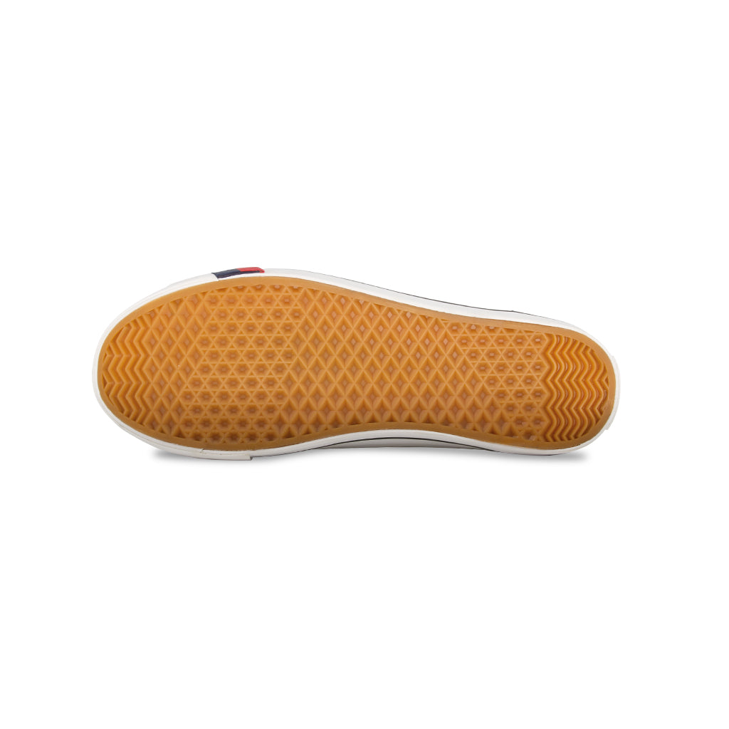 รองเท้าผ้าใบแฟชั่น พื้น