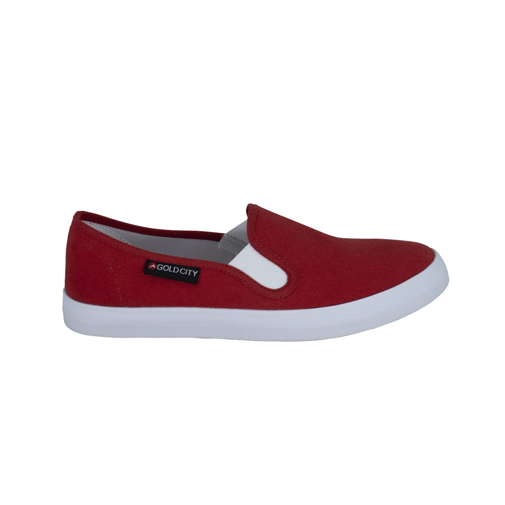รองเท้าผ้าใบสลิปออน รุ่น SN002 สีแดง โชว์รูปทรงเพรียว แถบยางยืดด้านข้าง และป้ายโลโก้ GoldCity มุมมองด้านข้าง