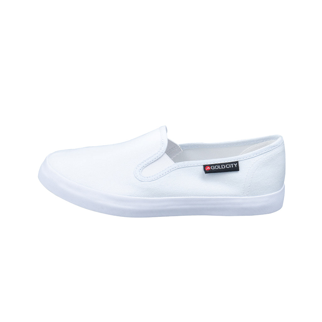 รองเท้าผ้าใบสลิปออน รุ่น SN002 สีขาว โชว์รูปทรงเพรียว แถบยางยืดด้านข้าง และป้ายโลโก้ GoldCity มุมมองด้านข้าง