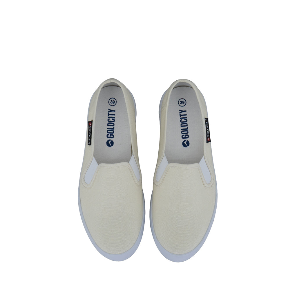 รองเท้าผ้าใบสลิปออน รุ่น SN002 สีครีม โชว์ทรงสวมแคนวาสดีไซน์เพรียวบาง และแผ่นรองพื้นด้านในนุ่มเด้ง มุมมองจากด้านบน