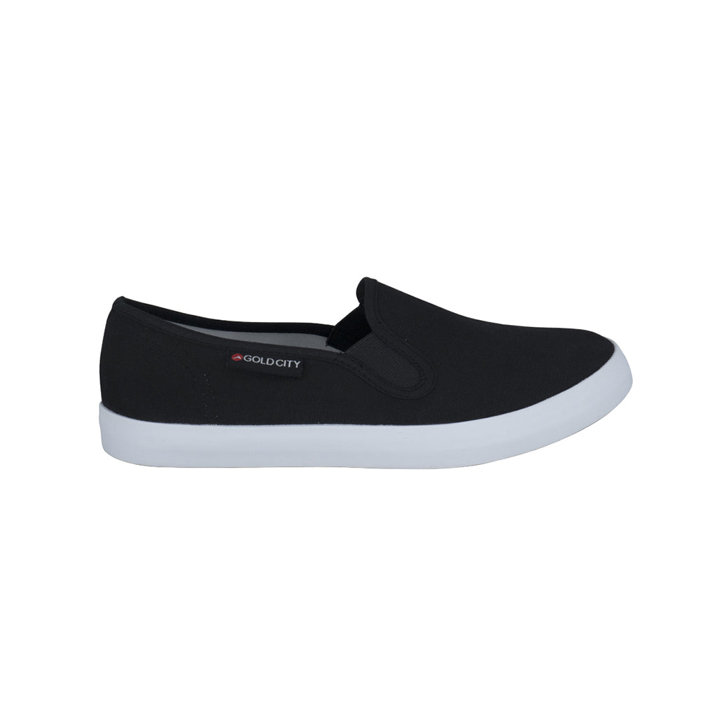 รองเท้าผ้าใบสลิปออน รุ่น SN002 สีดำ โชว์รูปทรงเพรียว แถบยางยืดด้านข้าง และป้ายโลโก้ GoldCity มุมมองด้านข้าง