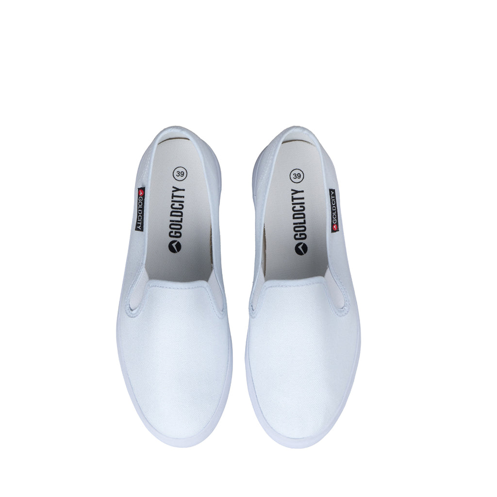 รองเท้าผ้าใบสลิปออน รุ่น SN002 สีขาว โชว์ทรงสวมแคนวาสดีไซน์เพรียวบาง และแผ่นรองพื้นด้านในนุ่มเด้ง มุมมองจากด้านบน
