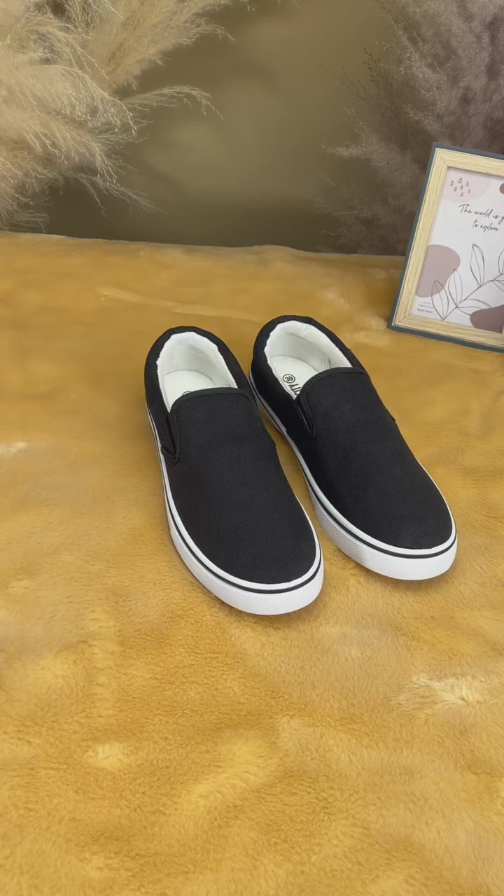 รองเท้าผ้าใบ รองเท้าผ้าใบสลิปออน รองเท้าผ้าใบสลิปออนผู้ชาย รองเท้าผ้าใบสลิปออนผู้หญิงสีดำ,ขาว นุ่ม เบา ใส่สบายสุดๆ